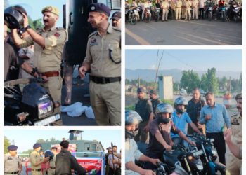 Police distributes crash helmets to bikers in Kulgam