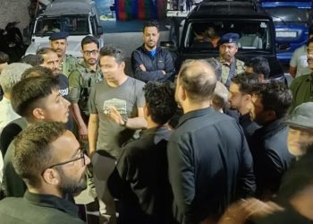 DC  Srinagar undertook late night visit of 8th Muharram Procession Route from Gurubazar to Dalgate