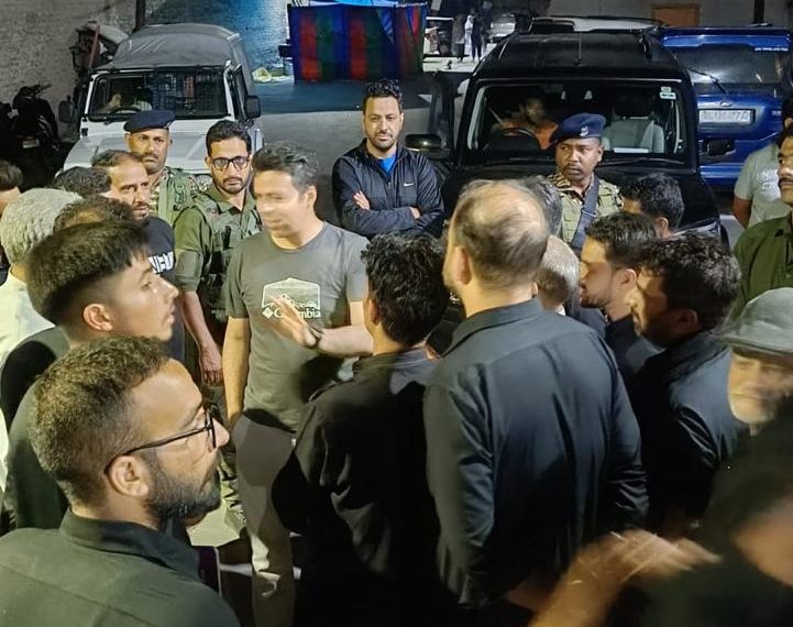 DC  Srinagar undertook late night visit of 8th Muharram Procession Route from Gurubazar to Dalgate