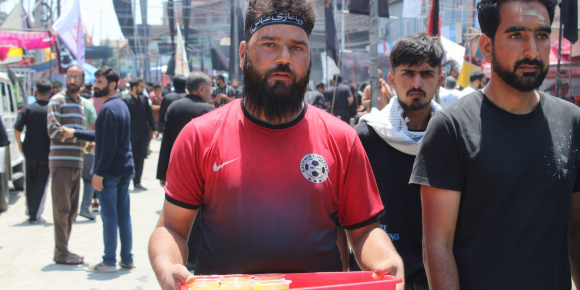Ehsaas Foundation Sets Up Camp at Zadibal Srinagar, Distributes Refreshments Among Shia Mourners on Youm-e-Ashura