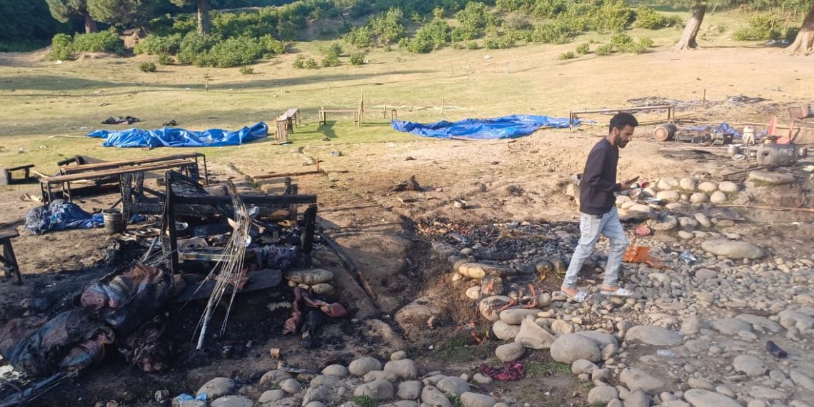 Several tea stalls gutted at Doodhpathri tourist resort