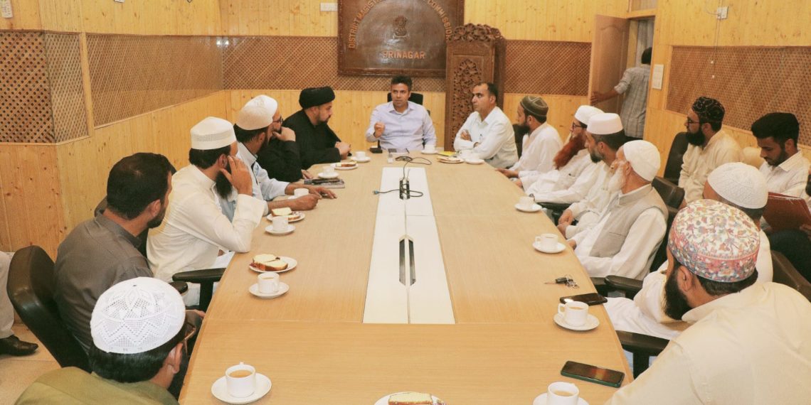 DC Srinagar hold meeting with religious scholars on Shia-Sunni Unity