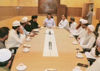 DC Srinagar hold meeting with religious scholars on Shia-Sunni Unity
