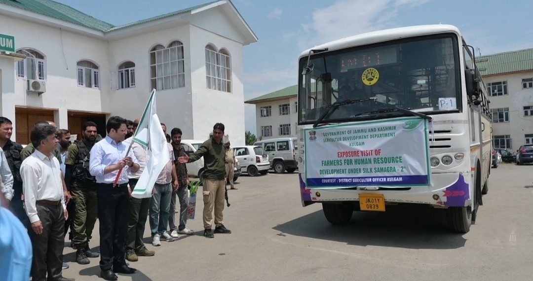 DC Kulgam flags-off 30 farmers for exposure tour to CSR&TI Pampore