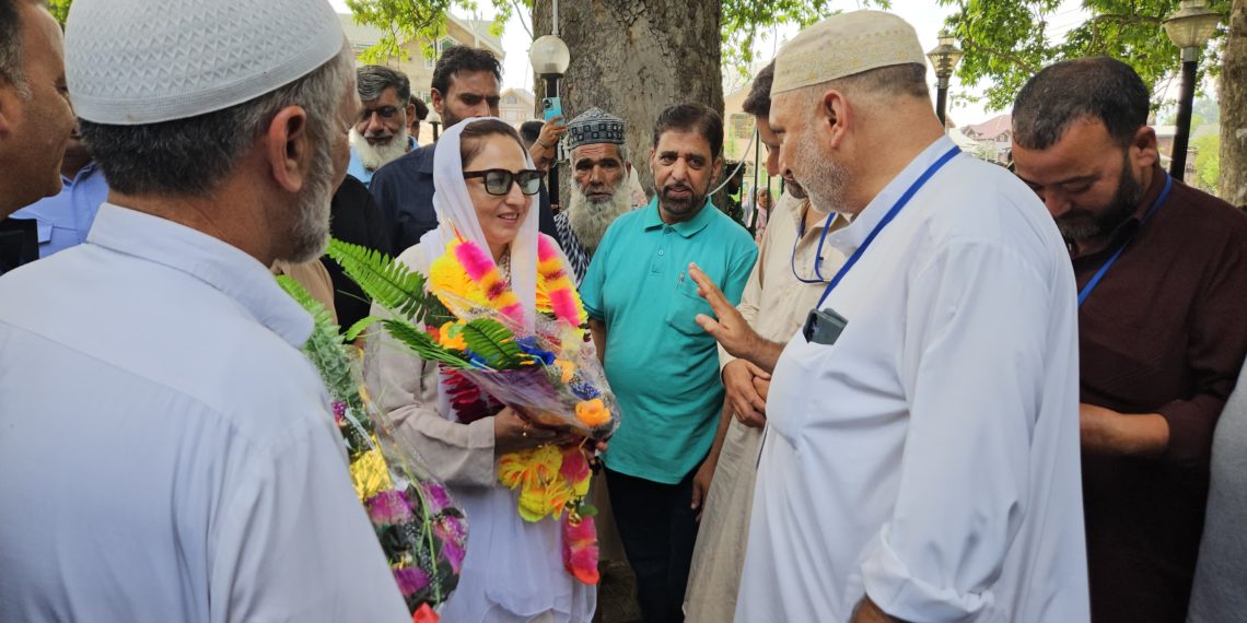 Dr Darakhshan participates in the Annual Urs at the Sufi shrine of Lala Baba Sahib (RA) in Srinagar