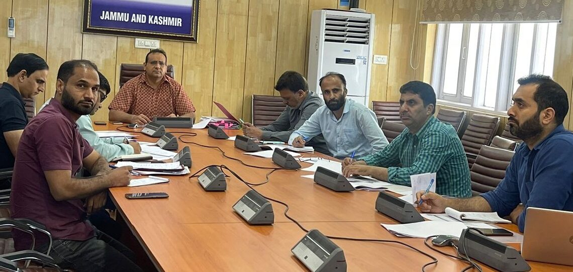 Comm Secy S&T reviews progress on saturation of Solar Rooftops on Government buildings across J&K