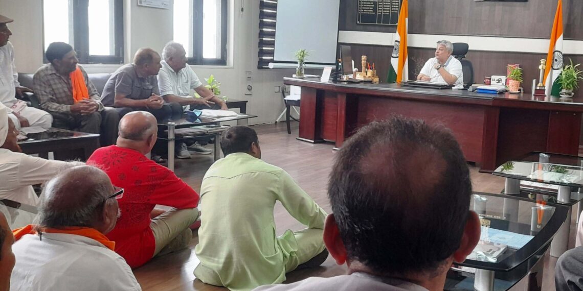 Farmers delegation meets DC Reasi