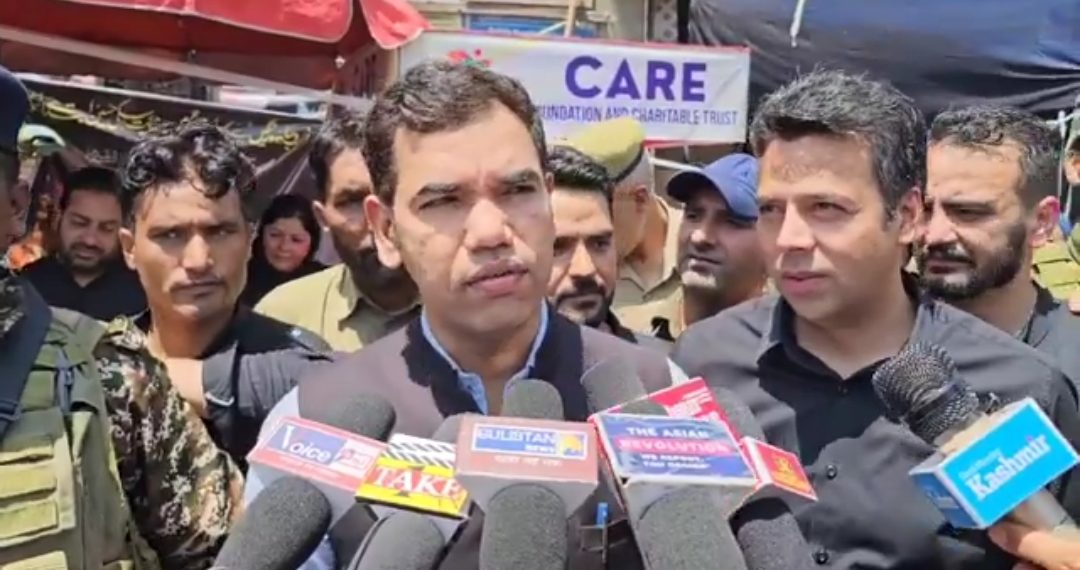 Div Com Kashmir Visits Alamgari Bazar Sgr on Youm-e-Ashura, Meets Mourners
