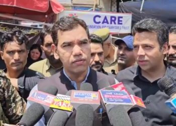 Div Com Kashmir Visits Alamgari Bazar Sgr on Youm-e-Ashura, Meets Mourners