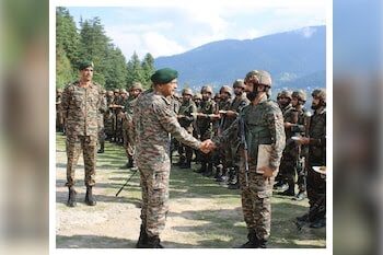 Northern Army commander visits forward areas in Doda, Kishtwar