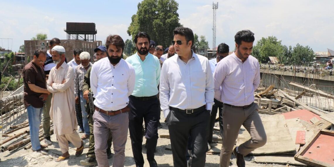 Srinagar Admin begins Fencing of bridges at Nawa Kadal, Fateh kadal , Gow kadal, Safakadal and Noor Jahan Bridge Qamarwari