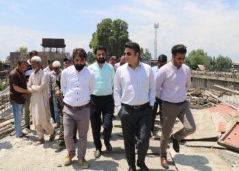 Srinagar Admin begins Fencing of bridges at Nawa Kadal, Fateh kadal , Gow kadal, Safakadal and Noor Jahan Bridge Qamarwari