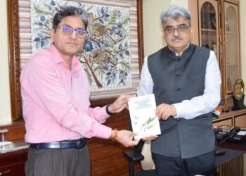 Vishal presents his maiden book to CS