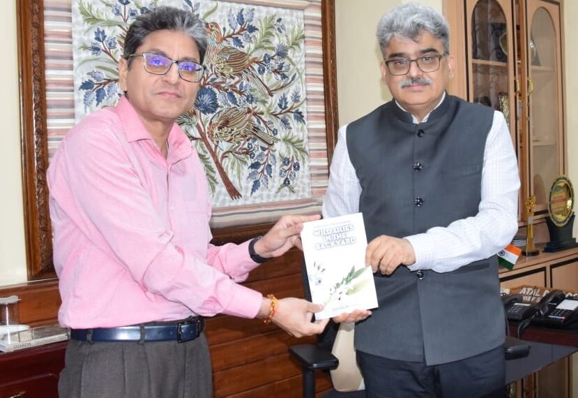 Vishal presents his maiden book to CS