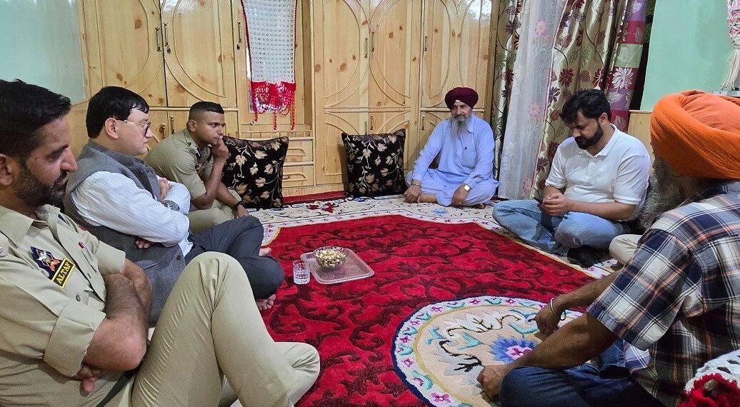 Independence Day: DC & SSP Baramulla visit Martyr’s residence