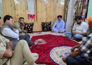 Independence Day: DC & SSP Baramulla visit Martyr’s residence