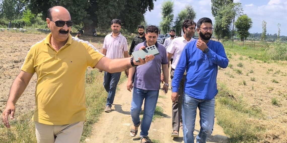 Director Agriculture visits Pinjoora, Chitragam, Aglar & Allowpora areas of Shopian