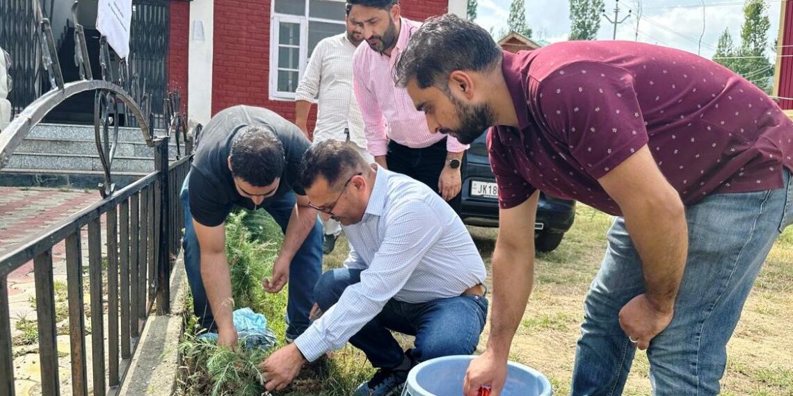 Director JKEDI visits Pulwama, Shopian centres; reviews functioning