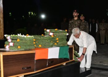 LG Sinha laid wreath pays homage to two Soldiers martyred in Kokernag operation