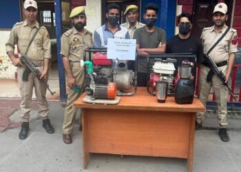 PULWAMA POLICE ARRESTS 03 THIEVES: RECOVERS STOLEN ITEMS