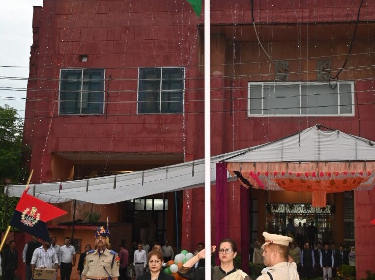 Justice Sindhu Sharma hoists Tricolour at Jammu wing of HC