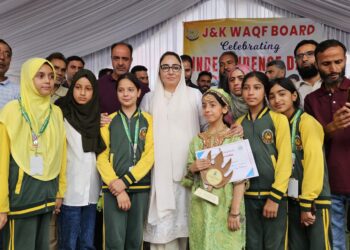 Dr Andrabi unfurls National Flag on Independence Day event of J&K Waqf Board at Anantnag