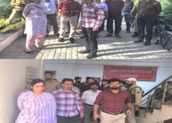 Assembly Election-2024 DEO Kupwara inspects Polling stations, Strong room & Control Room in Lolab constituency