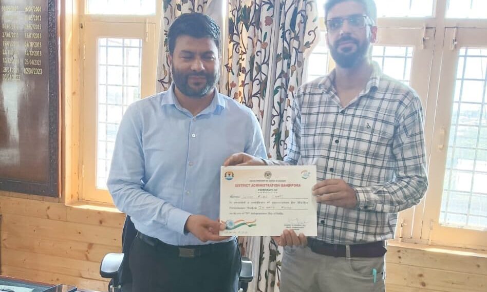 Ummar Aadil, JK Bank Employee Felicitate By District Administration Bandipora For his Best Work
