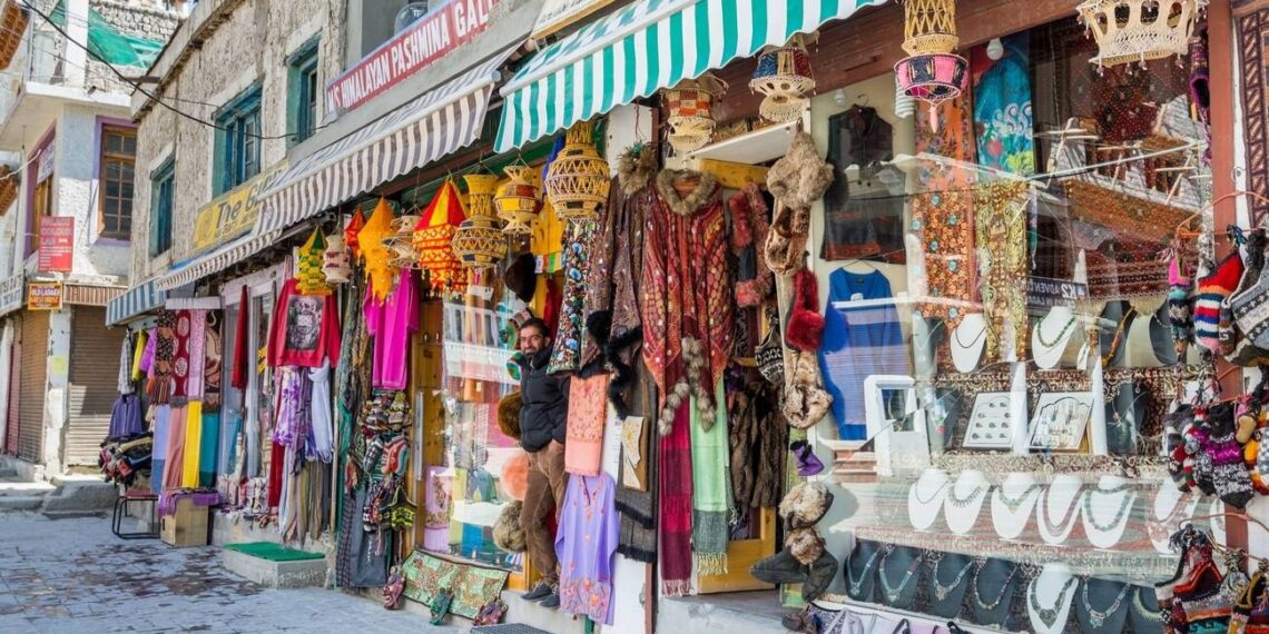 FLOURSHING TRADE IN KASHMIR (HAPPY TRADERS/ SHOPKEEPERS