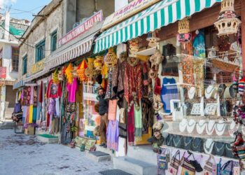 FLOURSHING TRADE IN KASHMIR (HAPPY TRADERS/ SHOPKEEPERS