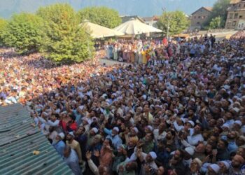 Thousands Offer Prayers At Hazratbal on Friday following of Urs Eid-e-Milad-un-Nabi (SAW)