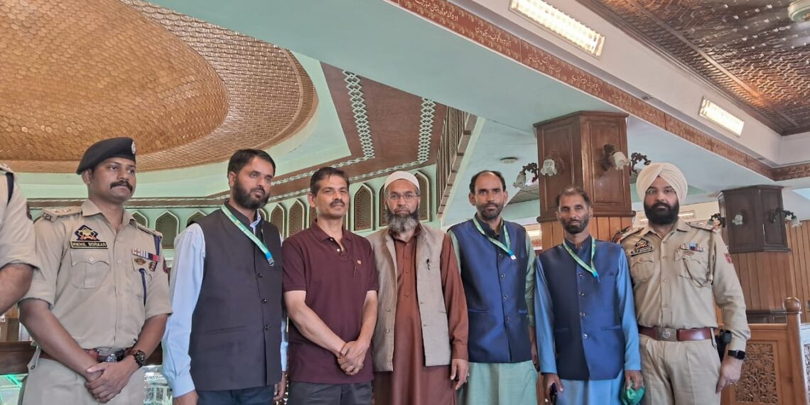 ڈی جی پی سہاے صاحب نے درگاہ عملدار ملک کشمیر چرارشریف  میں حاضری دی۔