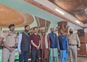 ڈی جی پی سہاے صاحب نے درگاہ عملدار ملک کشمیر چرارشریف  میں حاضری دی۔