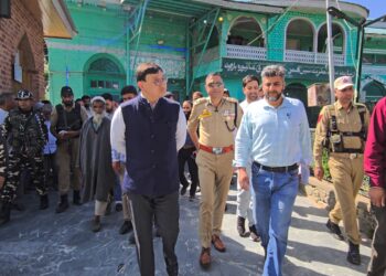 DC Baramulla visits Syed Janbaz Wali (RA) Shrine at Khanpora
