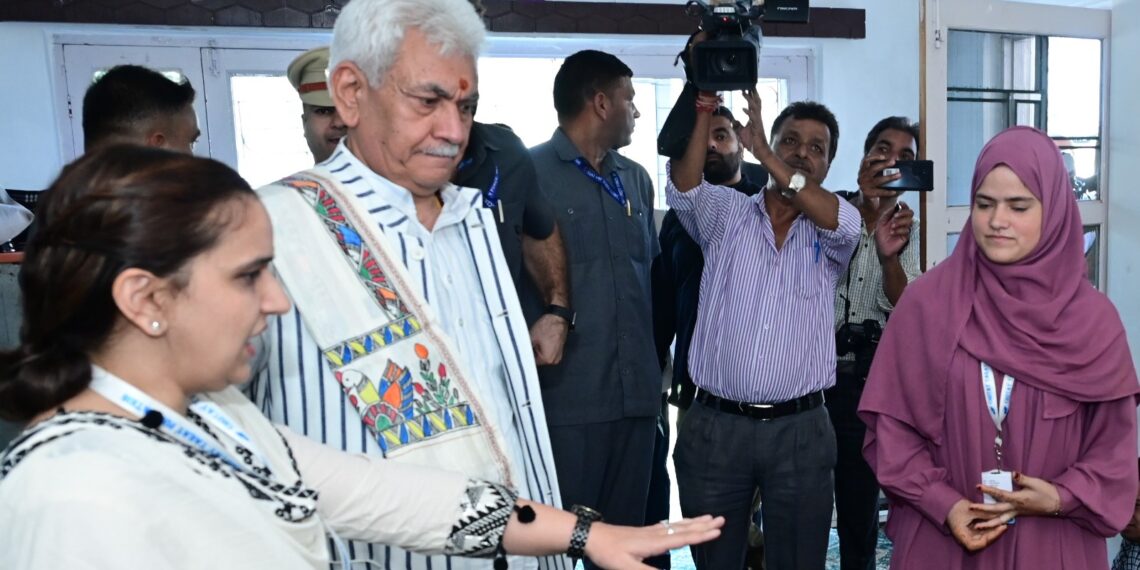 Lt Governor visits Chotay Taray Foundation Centre in Srinagar