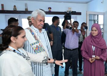 Lt Governor visits Chotay Taray Foundation Centre in Srinagar