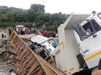 Bridge collapses at Heerpora, Shopian; Locals Allege Contractors Carelessness
