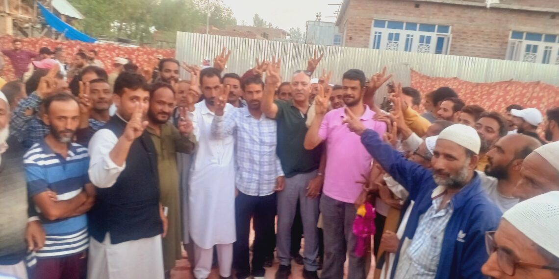 Usman Majid Holds Workers Meeting In Gundi Boon Bandipora