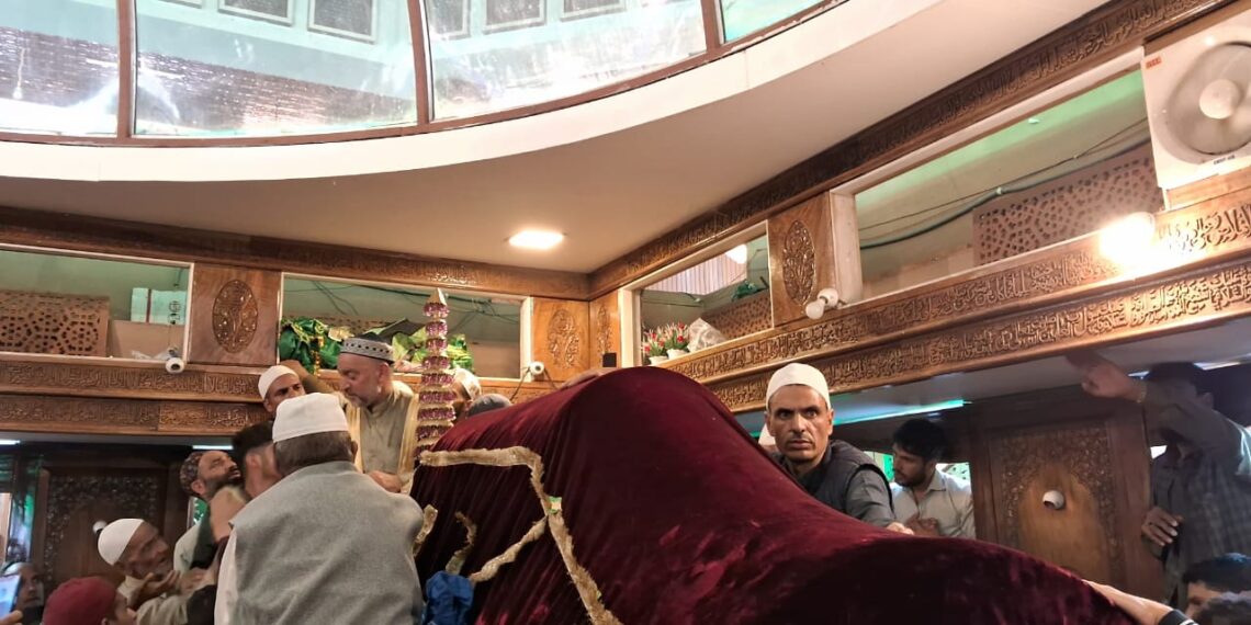درگاہ شیخ العالم چرارشریف میں سالانہ عرس کے، ابتداء  مرقدوں پر چادر پوشی، سے کیا گیا