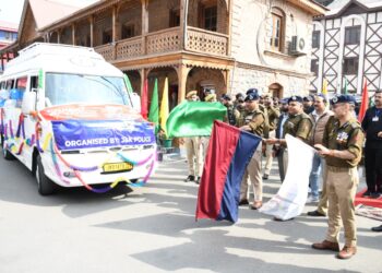 IGP Kashmir flags off group of students for Bharat Darshan Tour