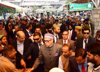 Chief Minister Omar Abdullah pays obeisance at Charar-i-Sharief on Urs of Sheikh Nooruddin Noorani (RA)