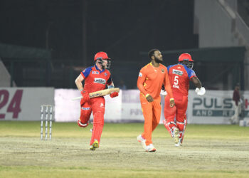 Skipper Ian Bell anchored India Capitals to 4 wicket victory.