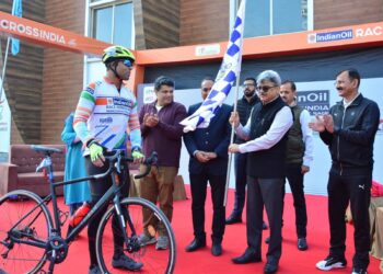 Chief Secretary flags off longest cycling expedition ‘Race Across India’ from Srinagar  Cyclists to cover 3750 km across 12 States, UTs to reach Kanyakumari