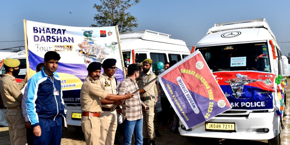 SSP Budgam flags off group of students for Bharat Darshan Tour-2023-24