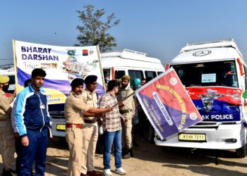 SSP Budgam flags off group of students for Bharat Darshan Tour-2023-24