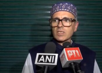 Omar Abdullah Meets LG Manoj Sinha, Submits Letters of Support; Swearing-in Likely by Wednesday