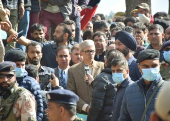 Chief Minister visits fire-affected families in Warwan