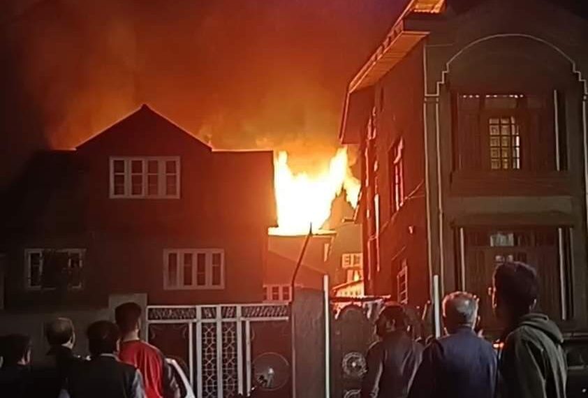 Fire breaks out in 2 houses in Batamaloo