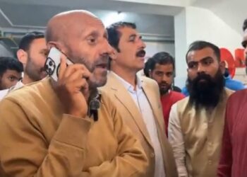 Engineer Rashid Holds Review Meeting in Karnah, Kupwara at Mini-Secretariat; Visits SDH Tangdar