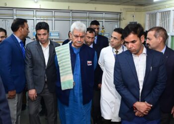 Lt Governor visited SKIMS Hospital, inquired about the health of Civilians injured in Gagangir terror attack